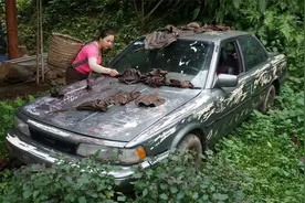 邻居停放多年报废车，大姐看了后果断买回家，还能自己修理出来！