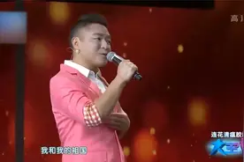 情侣合唱《我和我的祖国》，共同歌唱祖国的美好