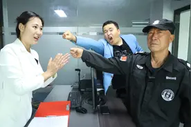 两人应聘，女总裁问：人身上哪个洞最小？保安大爷被当场录用视频封面