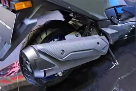 2023铃木汉堡人400踏板车，动力更强，空间更大，油耗3.9配ABS视频封面