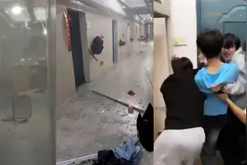 江西南昌一高校遭狂风暴雨门窗破损严重 多名男学生合力抗门堵风视频封面