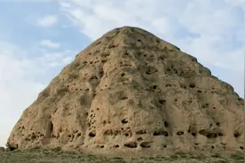 西夏王陵被盗一空，专家愤怒踢墓室墙壁，竟意外踢出“镇馆之宝”