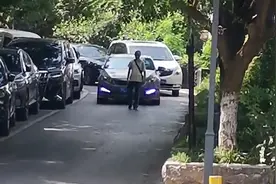 大爷在路中间慢走堵住道路，后面车辆狂按喇叭催促,大爷无动于衷视频封面