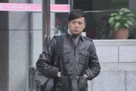 小伙离婚，却是一个人来民政局，不料盖章的那个就是他媳妇视频封面