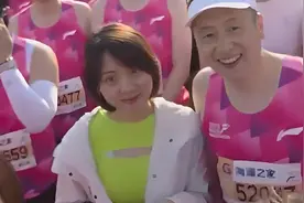 马拉松一对男女亲密动作被拍到视频封面