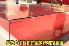 原来天安门广场上的国旗是一天一换，而且天安门还是1969年新盖的