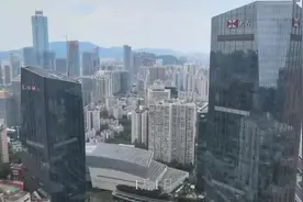 女子河边散步遭钓鱼大爷甩钩刺脖鱼钩卡到了动脉和气管之便离开视频封面