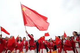 大争议！中国队拼船亮相开幕式 几个国家挤一条船 马龙奋力挥国旗