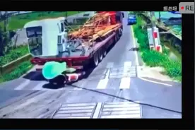 这起事故告诫你：千万别跟在大车后面！视频封面