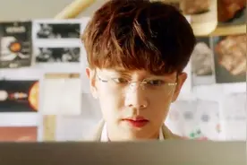 时宜主动要电话，周生辰一直盯着电脑，露出呆萌样：该咋回媳妇儿视频封面