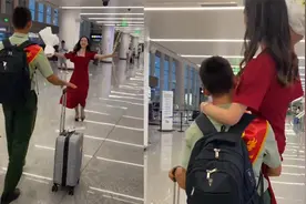 女生身穿红裙迎接退伍男友，男友直接用单手抱起女友：太幸福了