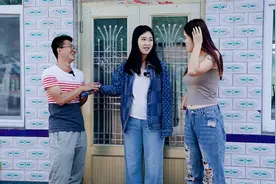 小伙去相亲，错把女媒婆当成相亲对象，见面就拥抱啥情况视频封面