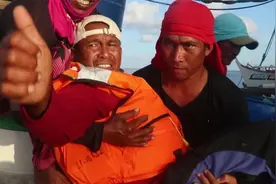 中国海军南海救助菲律宾渔民 受伤渔民获救后竖大拇指感谢视频封面