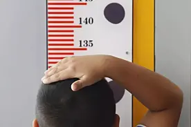 13岁女孩身高超170被确诊天才病，医生：平均寿命30多岁视频封面