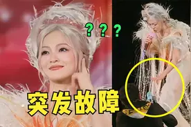 难怪张韶涵能一直火！演唱会话筒“突发故障”，下一秒神级救场！视频封面