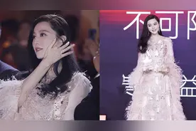 120斤蒋欣撞上130斤范冰冰，同穿羽毛裙，两人穿出的效果天差地别