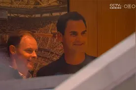 郑钦文和萨巴伦卡的美网1/4比赛正在进行，费德勒也来到现场观战视频封面