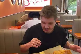 外国小哥带你吃中国的早餐油条配啤酒，这个油条比我胳膊还大。