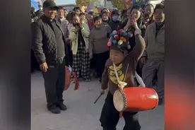 民俗传承后继有人了，河北小孩哥打鼓引群众围观视频封面