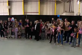 特朗普政府接纳南非白人难民引质疑：首批59人抵美 手挥美国国旗视频封面