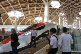 雅万高铁-印尼人的快乐穿上传统服饰第一次乘坐高铁视频封面