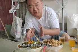 巴掌大的肉包先点12个，张乔用辣椒醋调味做蘸料，三口一个老香啦
