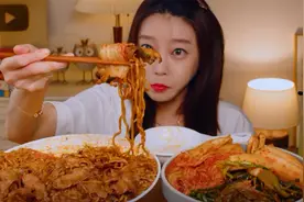 火鸡面和炸酱面混合在一起，配着烤五花肉和泡菜，吃起来太香了！视频封面