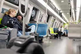 地铁虽然准时，但也有防不胜防的临时停车，所以要多预留一些时间视频封面