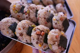 早餐吃腻了包子馒头面条，试试做肉末糯米饭团，软糯咸香好吃不腻