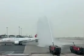 水门礼庆祝！C919定期执飞沪港航线，首航乘客：很安全、座位宽视频封面