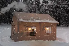 冬季超强暴风雪，夫妻二人躲在森林帐篷里面，展开一场极致野营视频封面