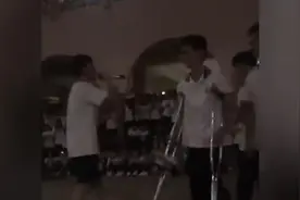 热烈的青春！高三生考前喊楼邀拄拐学生大合唱视频封面