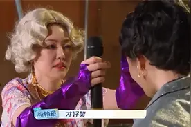 大S小S缅甸开演唱会，不料上台后尽出洋相，假发片都甩飞了！视频封面