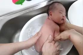 新生儿一体式包被，可以防惊跳，可以当睡袋，抱娃出门也很方便视频封面