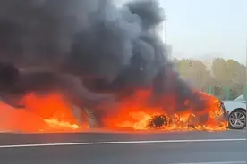 京沪高速无锡段追尾致三车燃烧，交警：无人伤亡视频封面