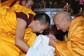 1989年，十一世班禅额尔德尼·确吉杰布是如何被认定为活佛的呢？