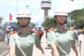 驻港女兵巡逻2人小队肩并肩，太霸气了，对比国外阅兵视频封面