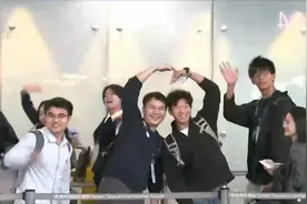 台湾民众机场送行大陆师生团，高喊"欢迎再来"，大陆学生比心回应视频封面