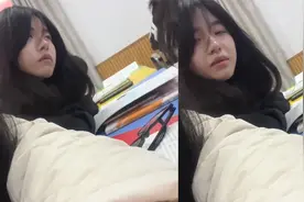 女生教室上“早八”时昏昏欲睡，同桌忍不住手机偷拍，下秒太可爱