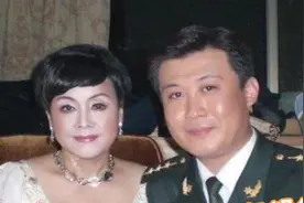 76岁李谷一全家福曝光，二婚丈夫同台似母子，能有今天全靠前夫视频封面