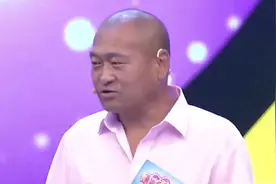 50岁光头大叔月薪7000，借别人的衣服找媳妇，爆笑全场视频封面