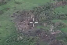 俄军多型武器打击乌军据点：火炮无人机齐上阵 乌军据点遍地弹坑视频封面