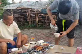东北农村爷仨，过了下午6点，外边凉快了，就在小院里撸串喝酒了视频封面