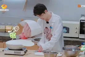 谭松韵被夸脸好瘦向张新成炫耀，谁注意到他的回应？这是欠打啊！视频封面