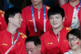 甜蜜！石川佳纯终于见到马龙了，亲自将pin送到手中，马龙笑开花视频封面