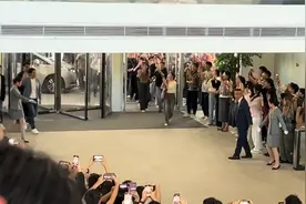 雷军到达武汉小米总部，员工拿手机拍照，这么受欢迎得老板不多见视频封面