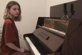 漂亮女孩钢琴弹奏《星际穿越》主题曲，每次听都会深受震撼！视频封面