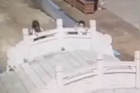两小孩攀爬石桥玩耍护栏突然倒塌，小女孩被砸当场身亡视频封面