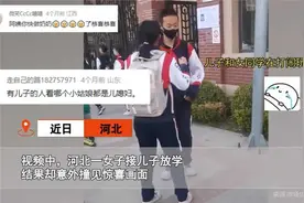 儿子放学被女同学拦下撒娇，妈妈意外撞见笑喷调侃：抓紧学游泳视频封面