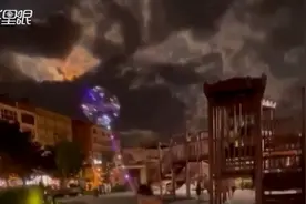 不明发光物掠过上空 土耳其多地夜空变白昼视频封面